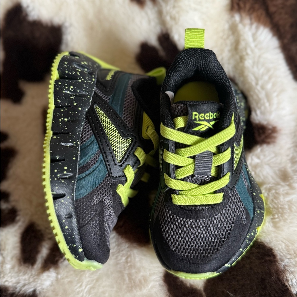 Reebok Toddler Black and Green Sneakers B Zig